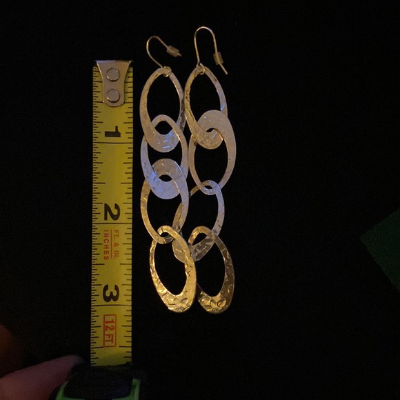 Long lightweight metallic dangle earrings - Picture 4 of 4